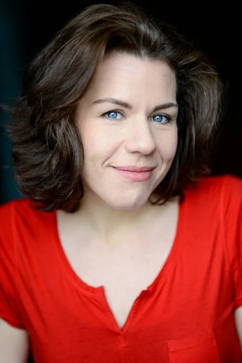 Claire Warden interpretando a Sarah Lewis