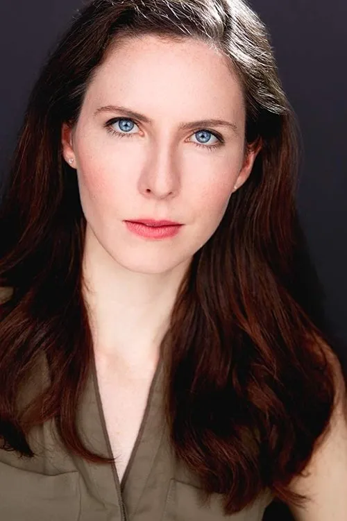 Clara McKay interpretando a Mrs. Tamlin