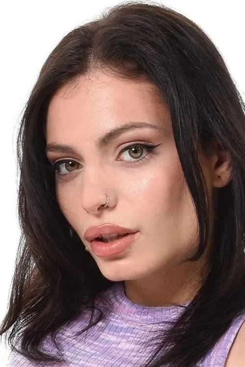 Clara Mia interpretando a 