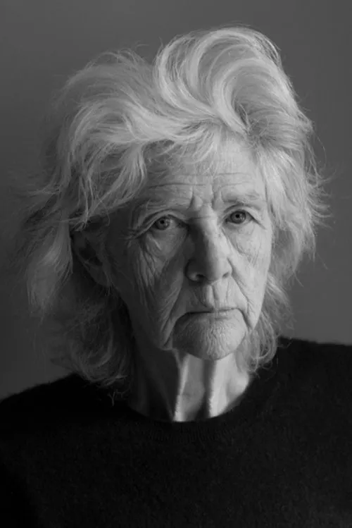 Clare Coulter interpretando a Tillie