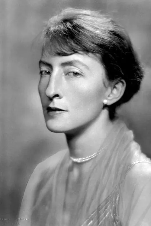 Clare Eames interpretando a Lady Bellamont