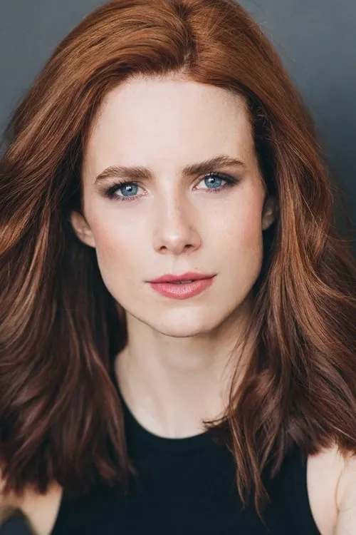 Clare McConnell interpretando a June