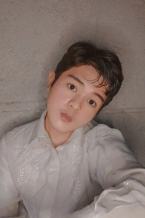 Clarence Delgado interpretando a Dennis