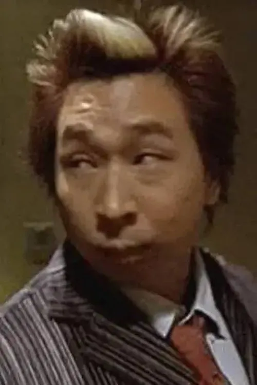 Clarence Hui interpretando a Wing's Vocal Instructor