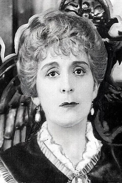 Clarissa Selwynne interpretando a Mrs. Martin