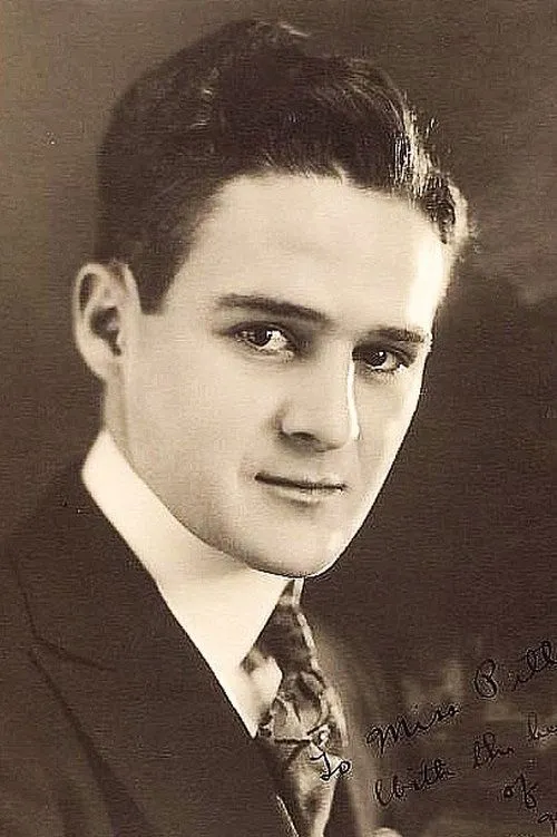 Clark Marshall interpretando a Lefty