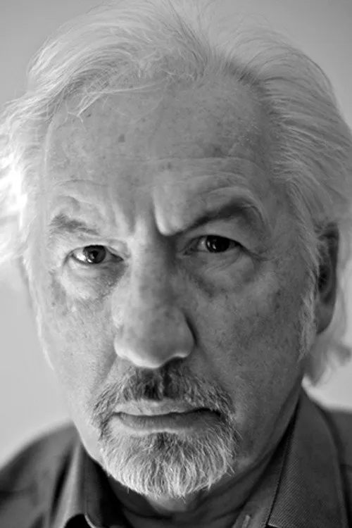 Claude Maher interpretando a Hotel waiter