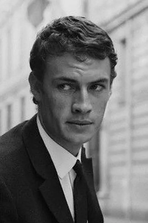 Claude Mann interpretando a Charles-Édouard