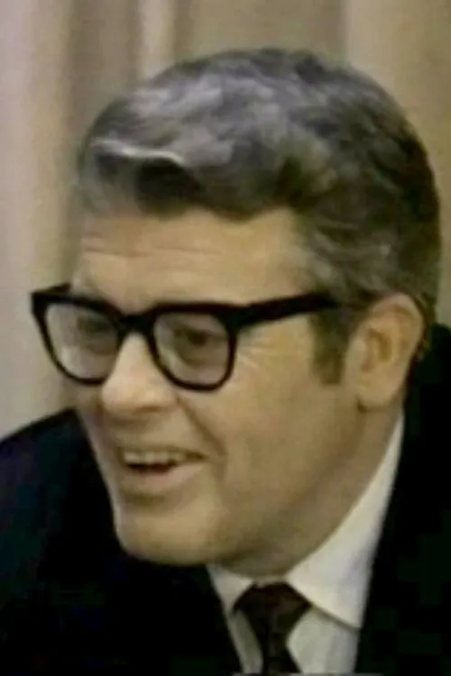 Claude Rae interpretando a Dawkins