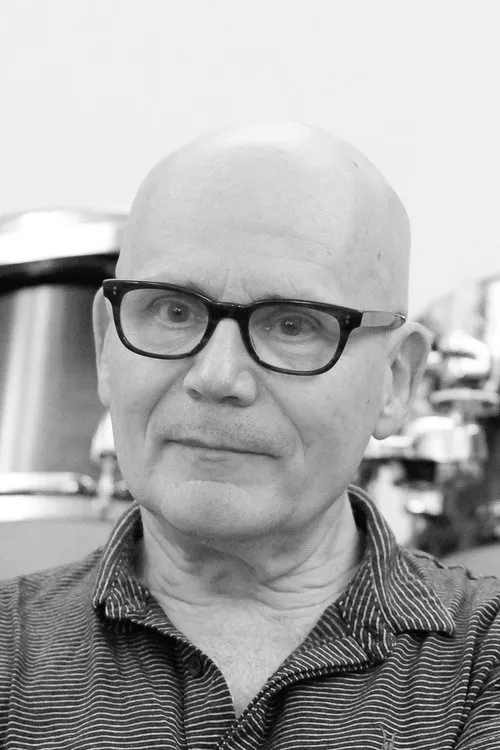 Claude Samard Polikar interpretando a Himself