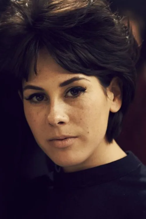 Claudia Grant interpretando a Carole Ann Ford