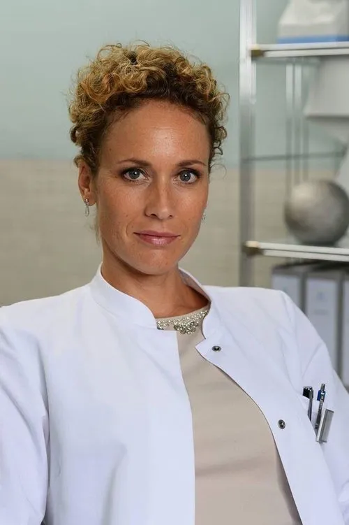 Claudia Hiersche interpretando a Hanna Weiler