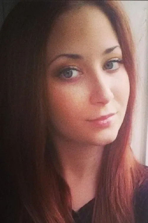 Claudia Matyus interpretando a Micca