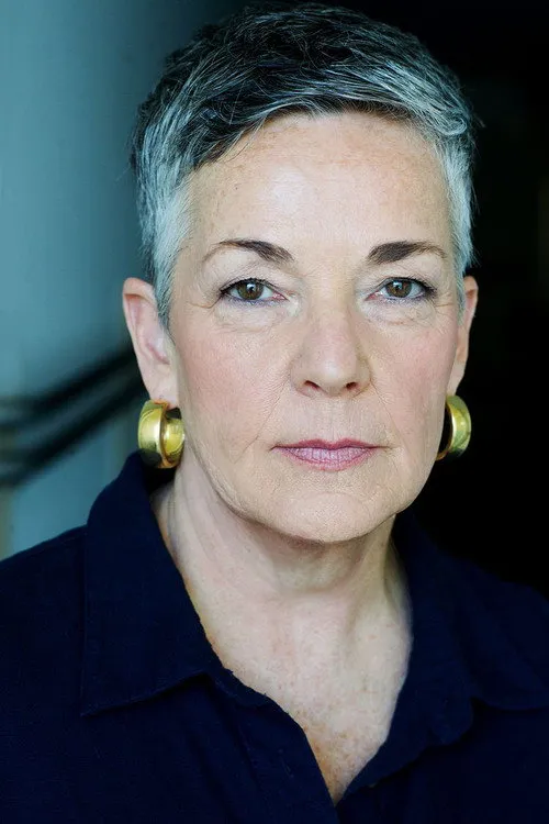 Claudia-Sofie Jelinek interpretando a Chefin