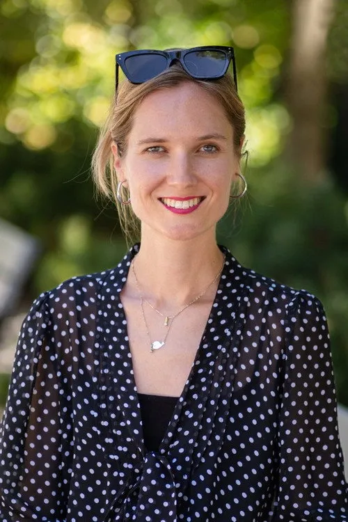 Nikolett Barabas ha trabajado con Claudia Sümeghy en 1 ocasiones