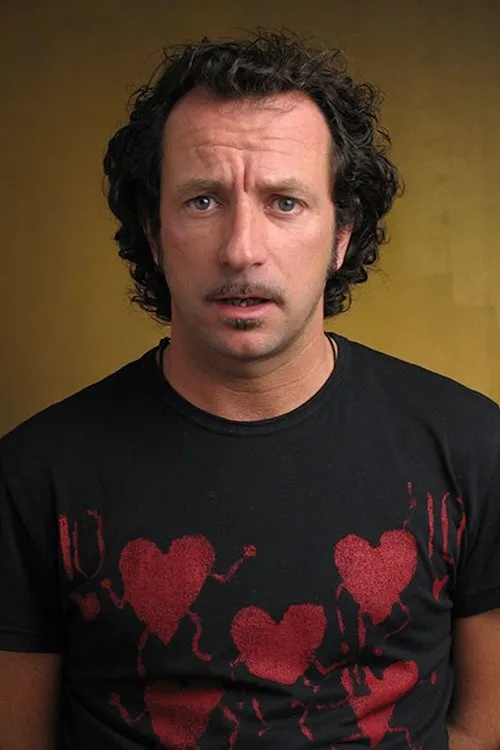 Claudio Batta interpretando a Pino