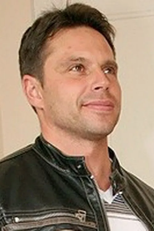 Claudio Pedro interpretando a 