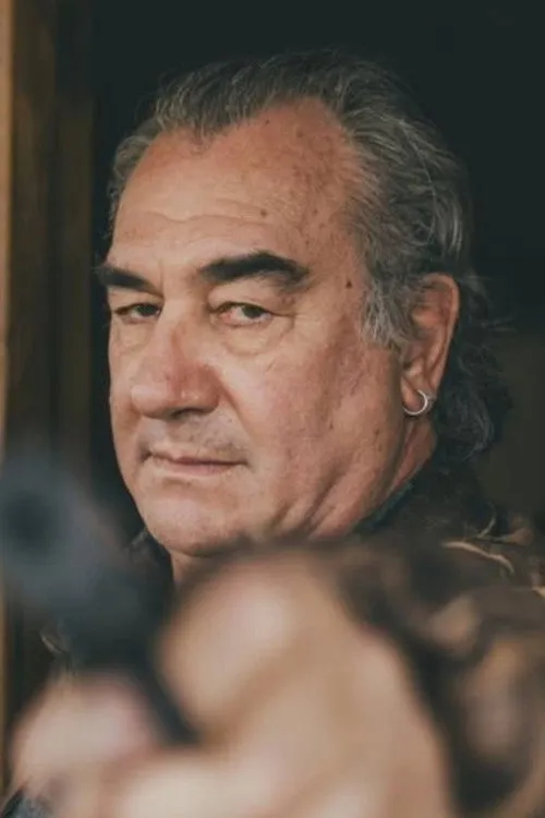 Claudio Santorelli interpretando a 