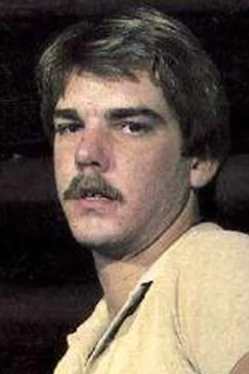 Clay Hughes interpretando a (segment