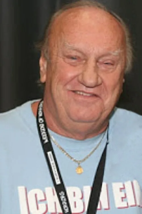 Clayton Hill interpretando a Funeral Member