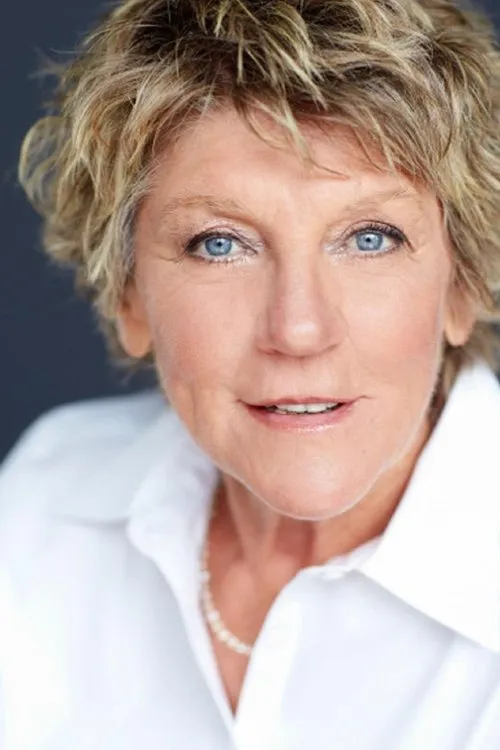 Clémence DesRochers interpretando a Rolande 58-76 ans