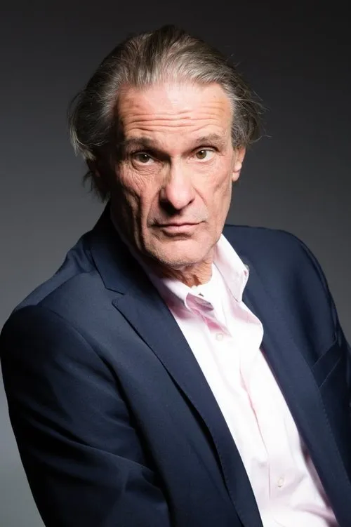 Clemens Aap Lindenberg interpretando a Georg