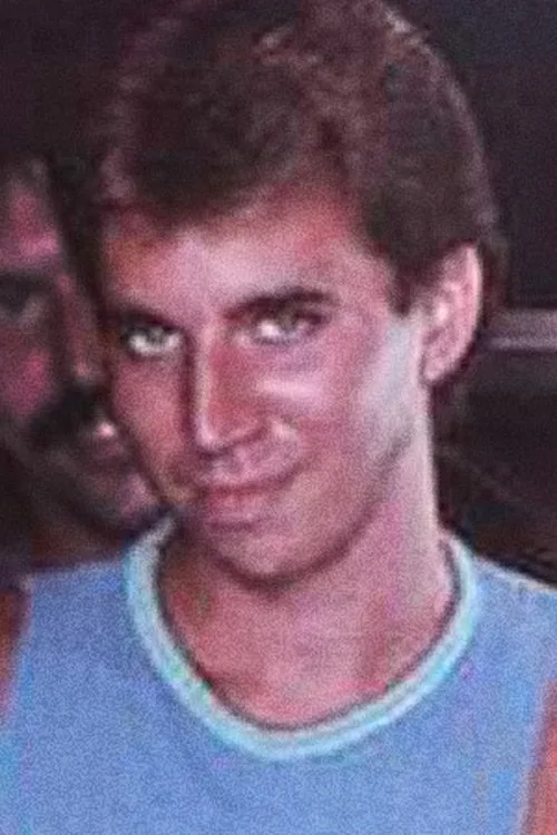 Cliff Austin interpretando a