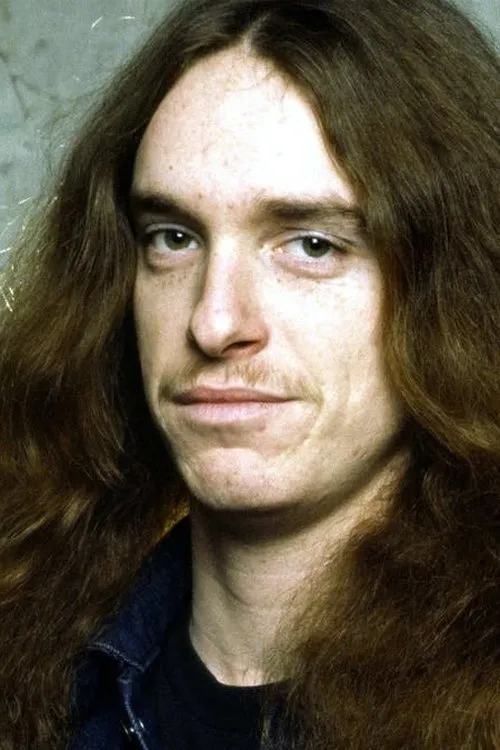 Cliff Burton interpretando a Self
