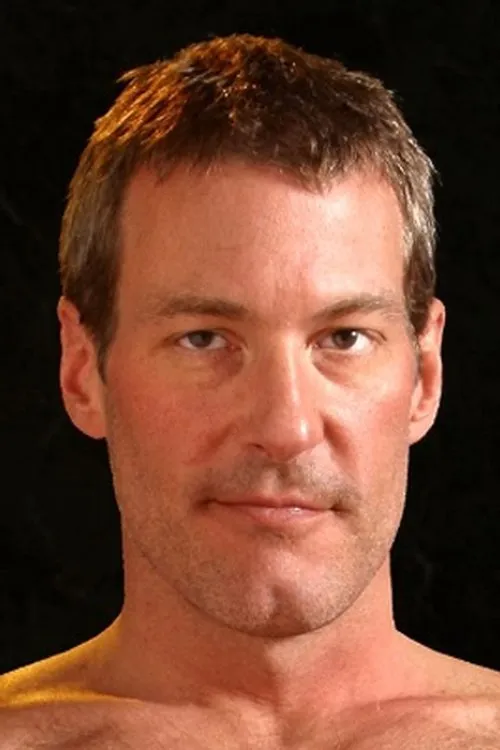 Cliff Rhodes interpretando a Mr. Clayton