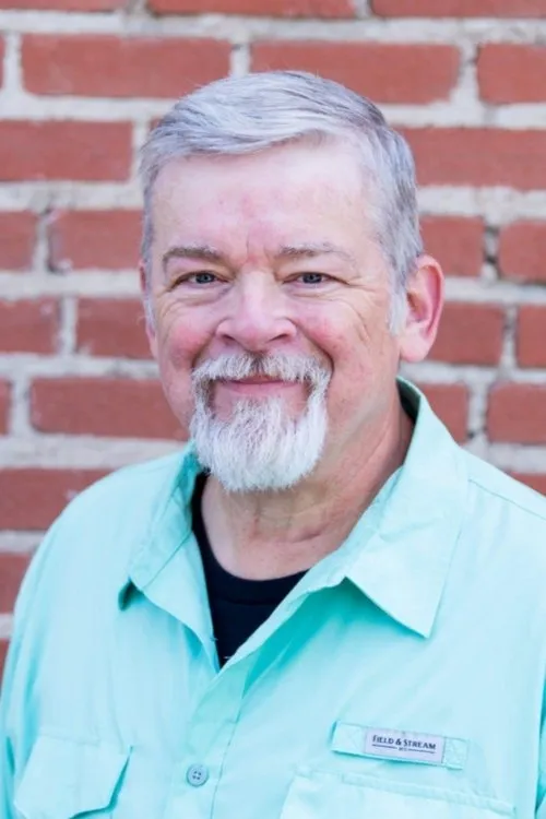 Clint McElroy interpretando a Max's dad