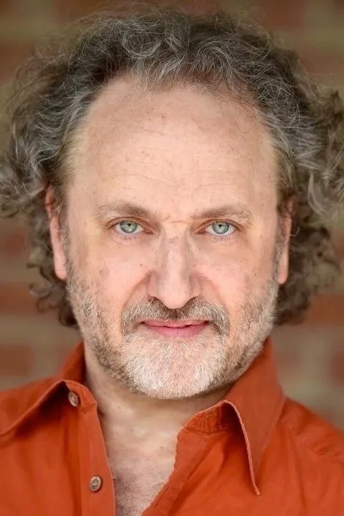 Clyde Baldo interpretando a Landlord