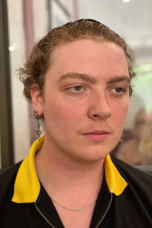 Clyde Jennings interpretando a Warehouse Man