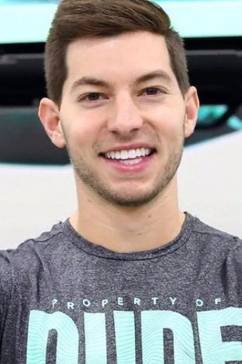 Coby Cotton interpretando a Himself