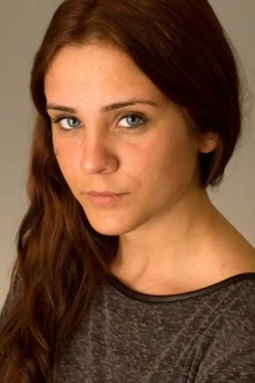 Coby Hamilton interpretando a Chrissy