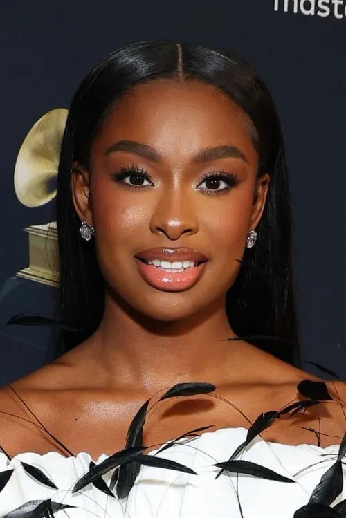 Coco Jones — personaje: Hilary Banks