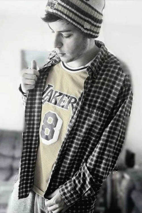 Cody Andrews interpretando a