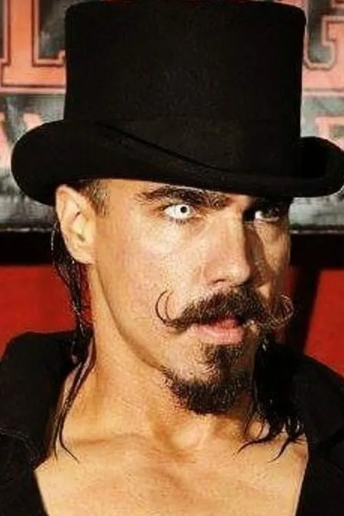 Cody Croslin interpretando a Bateman