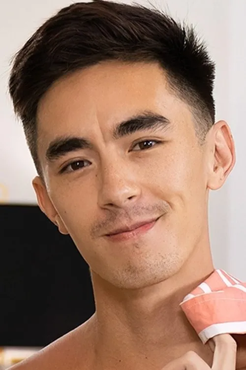 Cody Seiya interpretando a