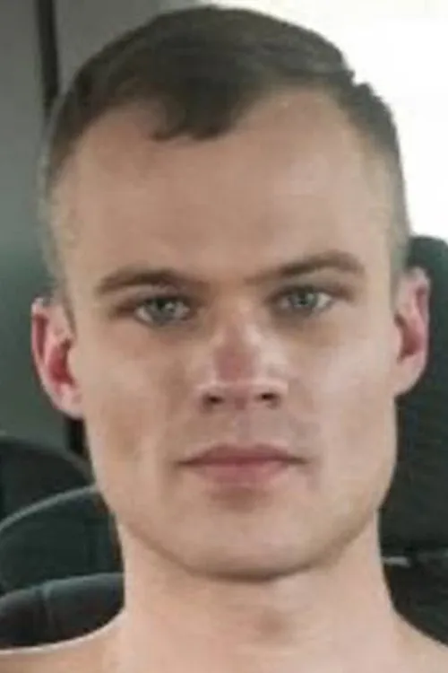 Cody Smith interpretando a 