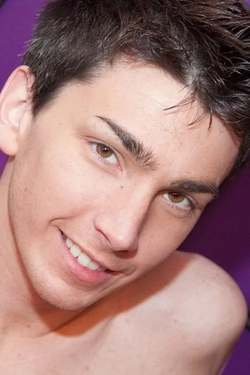 Colby London interpretando a 