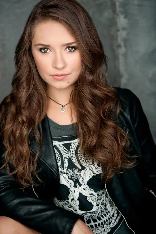 Cole Bernstein interpretando a Charlie