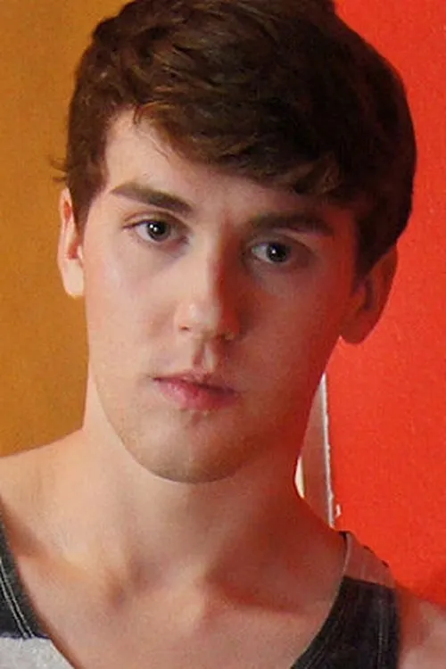 Cole Duchovny interpretando a (archive footage)