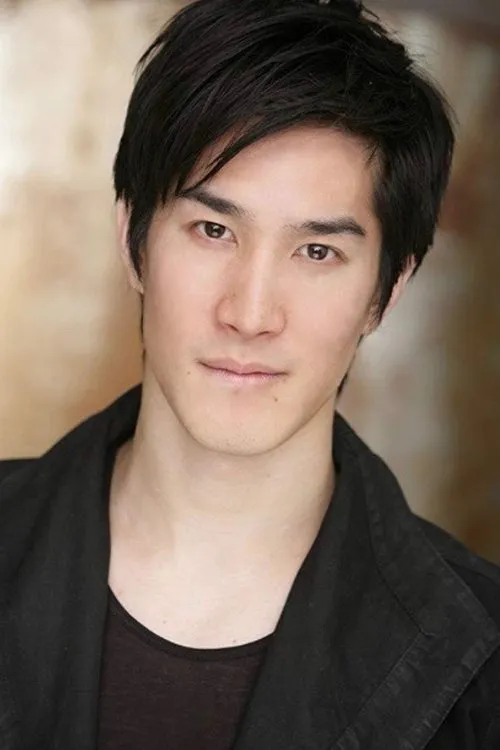 Cole Horibe interpretando a Sharkey