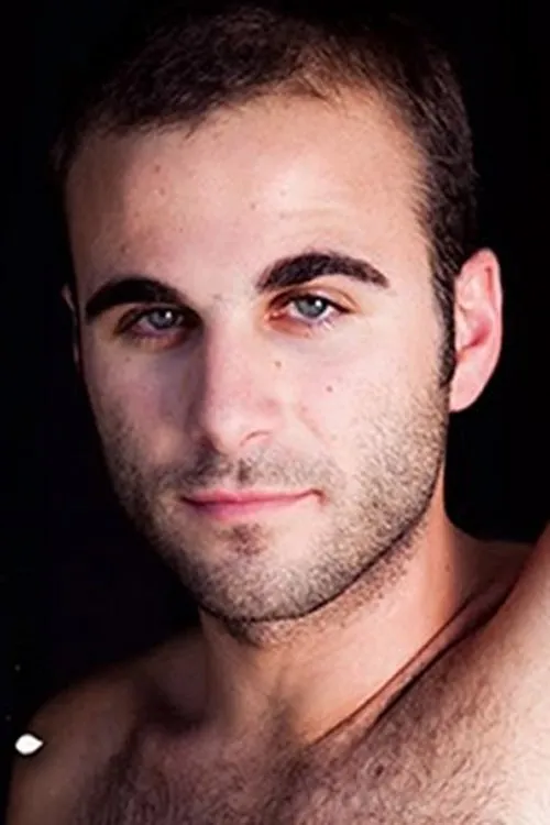 Cole Hudson interpretando a