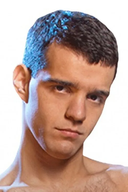 Cole Ryan interpretando a 