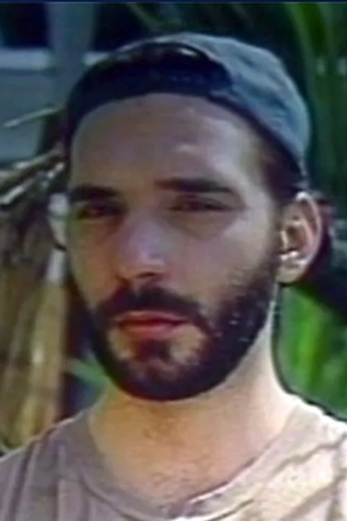 Cole West interpretando a Brunette Workman