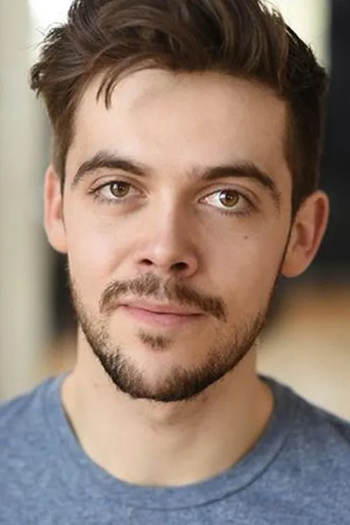 Colin Burnicle interpretando a Archie Hickson