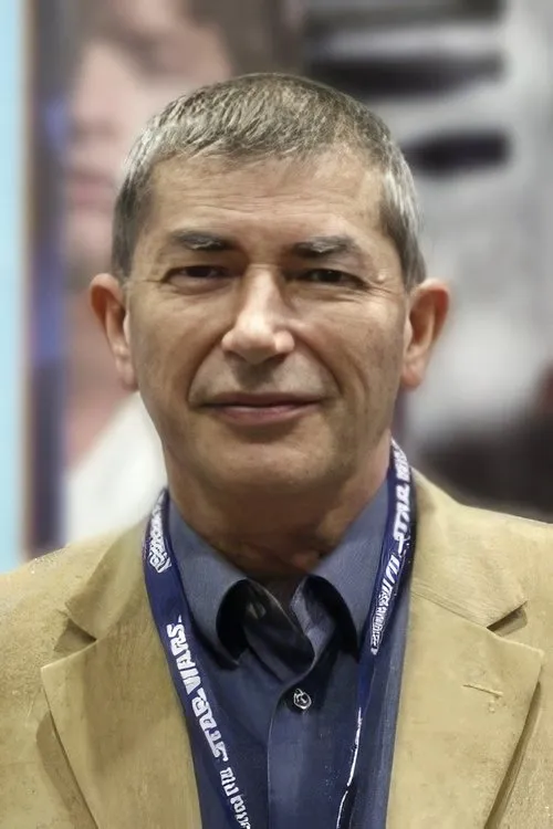 Colin Higgins interpretando a Stiller