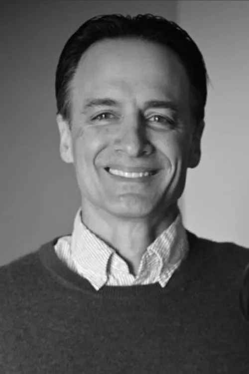 Colin McGraw interpretando a Father