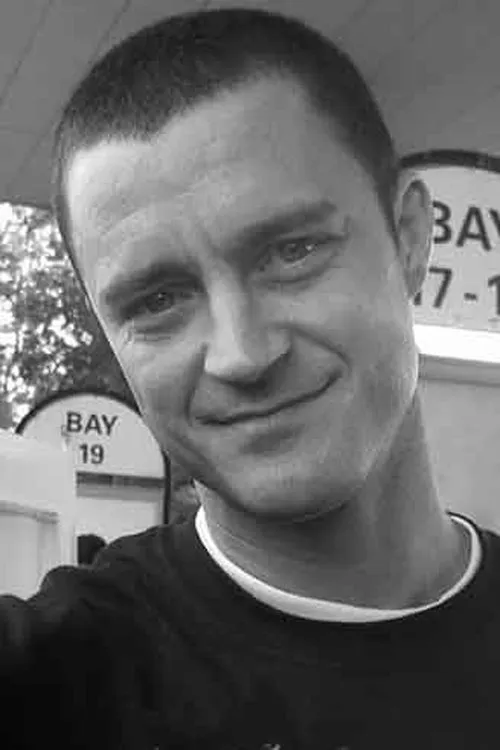 Colin McKay interpretando a General Bonniville